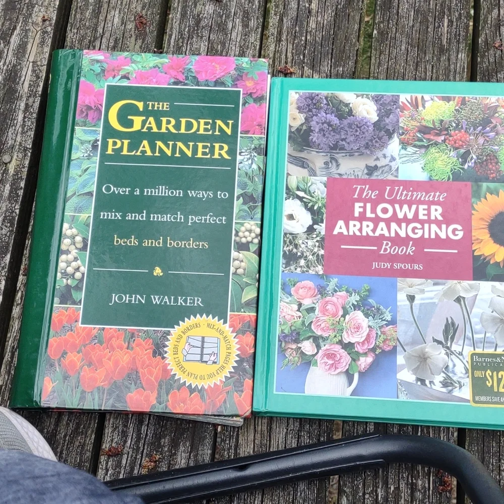 2 books on gardening and flower arranging, great condition, beautiful pictures - Picture 1 of 1